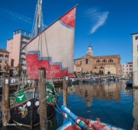 Vele e chiglie colorate dei pescatori chioggiotti